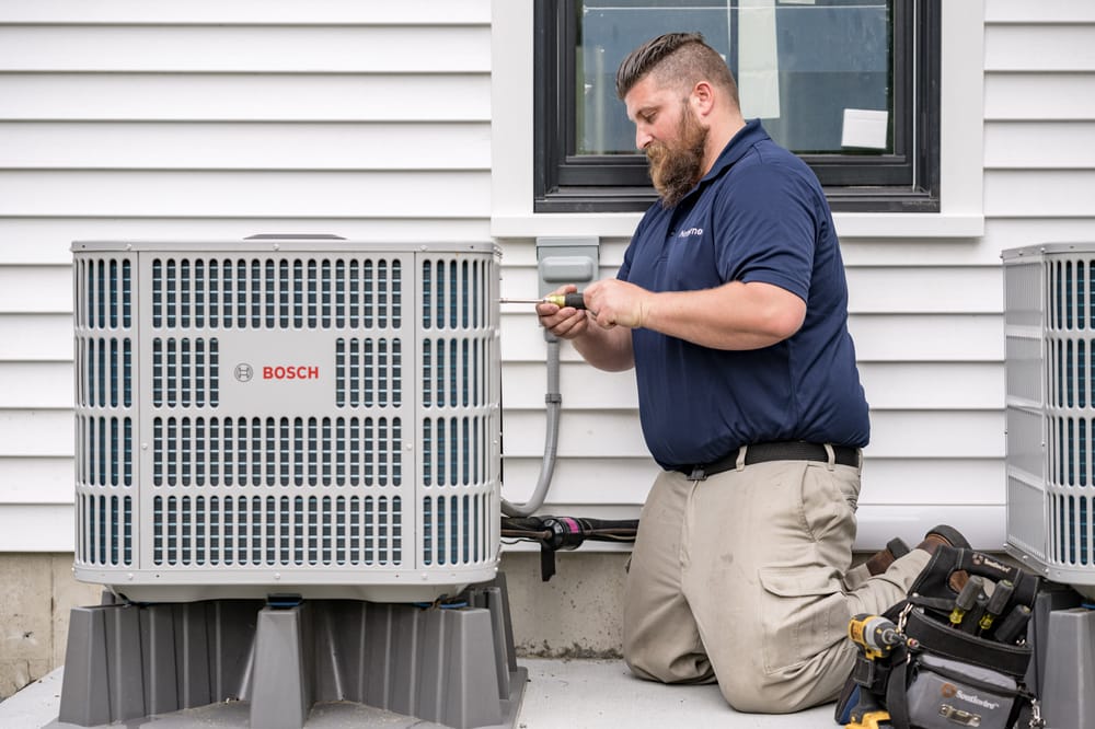 HVAC tech conducting ac repairs to an air conditioning unit.